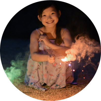 手持ち花火を楽しむ子ども